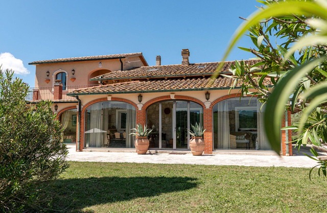 Wonderful private villa for 9 guests with A/C, WIFI, private pool, patio and pets allowed