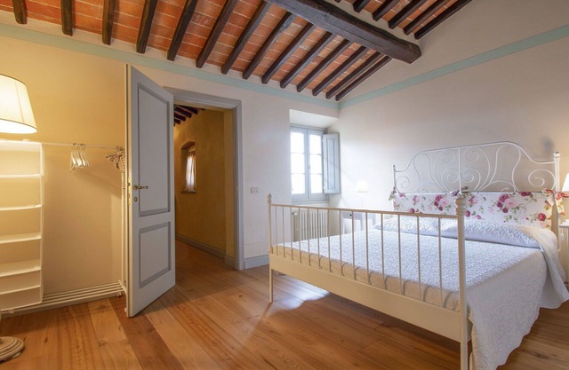 Wonderful private villa for 6 guests with WIFI, TV, pets allowed and parking