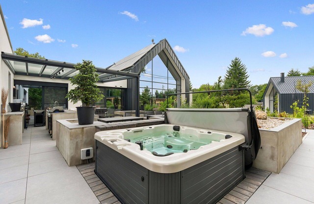 Wonderful private villa for 10 people with WIFI, hot tub, TV, terrace and pets allowed