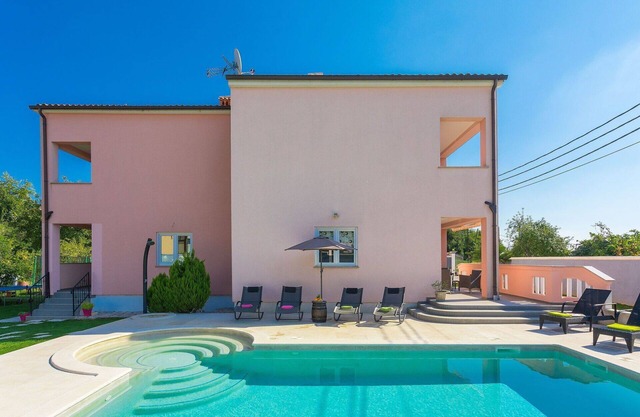 Wonderful private villa for 12 guests with WIFI, private pool, A/C, TV, terrace and pets allowed