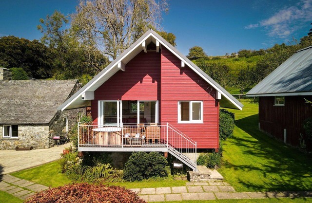 Wonderful private villa for 4 guests with WIFI, hot tub, TV, patio and parking