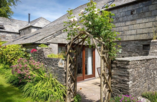 Wonderful private villa for 5 guests with WIFI, hot tub, patio, pets allowed and parking