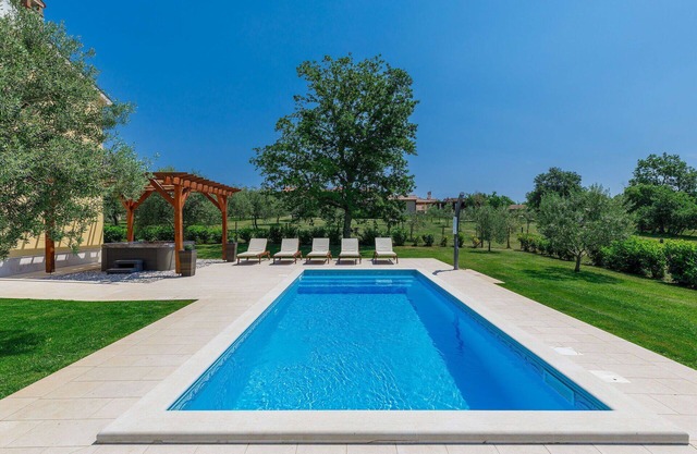 Wonderful private villa for 8 people with WIFI, hot tub, private pool, A/C, TV, patio and parking