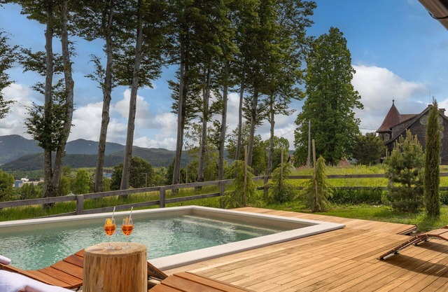 Wonderful private villa with hot tub, private pool, WIFI, TV, terrace, pets allowed and parking