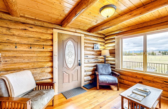 Wonderful rustic cabin with a full kitchen - near Glacier National Park