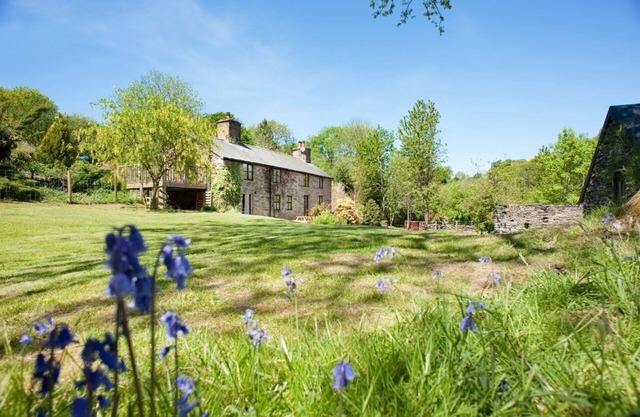 Wonderful secluded cottage with outstanding views over the Welsh Dee Valley.
