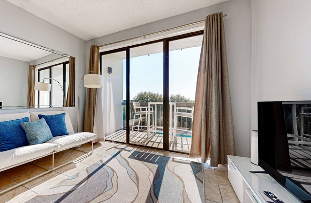 Wonderful sound-front studio with pool, central AC, balcony & elevator