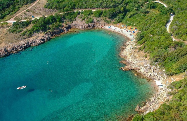 Wonderful villa for 6 guests with A/C, WIFI, hot tub, TV, terrace, pets allowed and parking