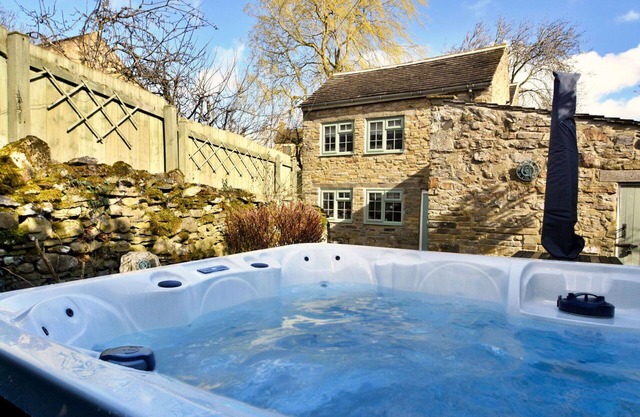 Wonderful villa for 6 guests with WIFI, hot tub, terrace and pets allowed