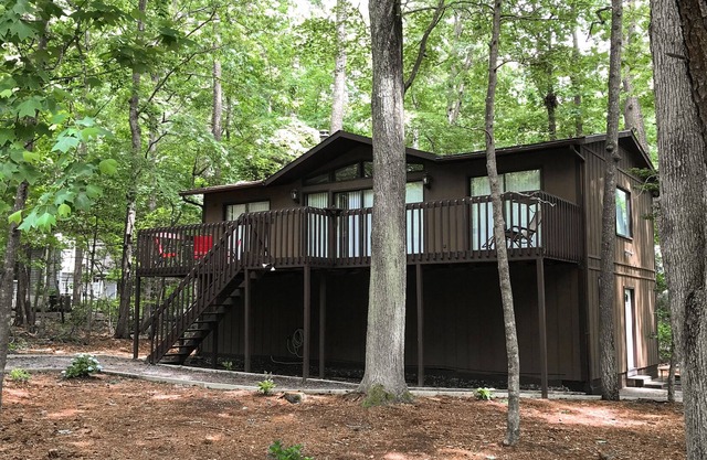 Wonderful Wooded Gem W/ Free WiFi, Full Kitchen, Private Deck & Great Location!
