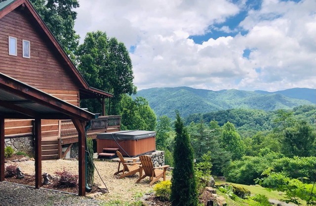 Wondertree Mountain Cabin– Luxury 3BR Cabin with Outdoor Hot Tub, Hot Springs NC