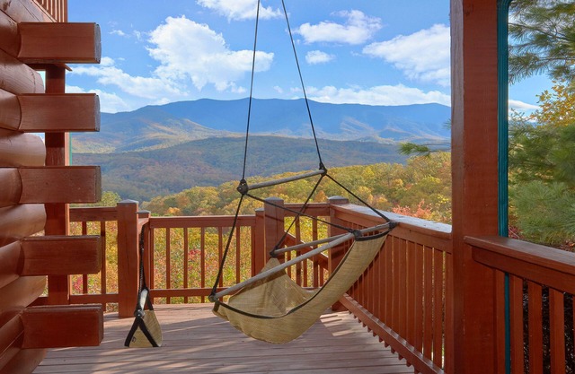 WONDROUS VIEWS in your Backyard! LUXE Log Cabin Experience! 5 Minutes to Town!