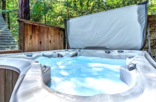 Wood Chalet: Unique Cabin in Redwoods! Peaceful, Modern Vibe! HtTb/WiFi