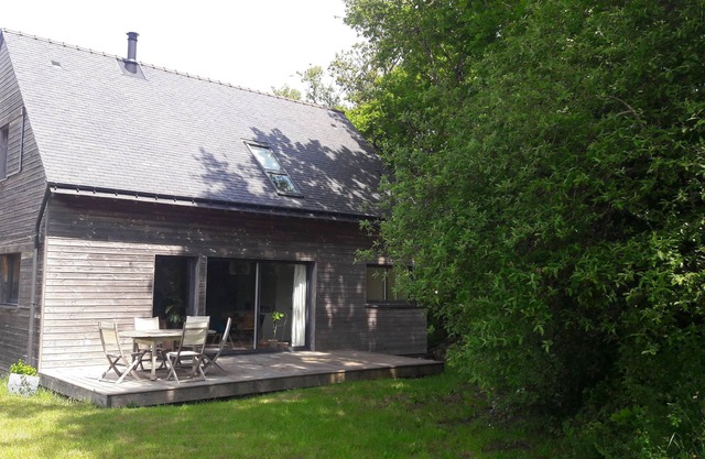 Wood-frame architect house: ecology and thermal comfort. Close to beach.