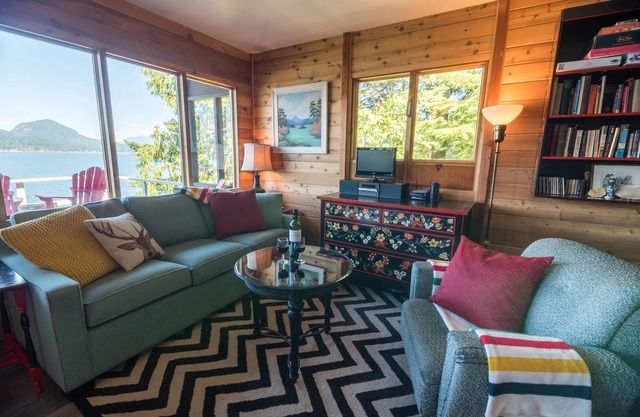WOOD STOVE~Waterfront~Peacefully Secluded in Nature~PRIVATE SWIMMING ACCESS