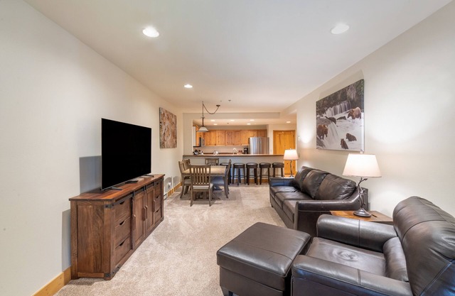 Wooded Family-Friendly 2-Bedroom Condo With Pool, Hot Tubs
