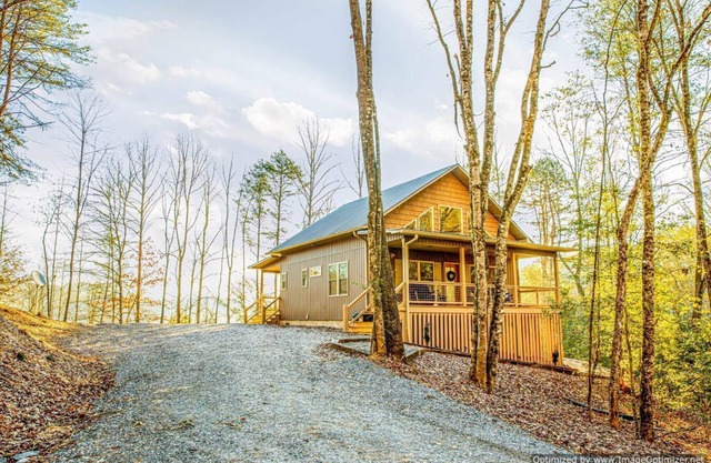 Wooded Seclusion-1 mile from Smoky Mtn National Park and Smoky Mtn Railway