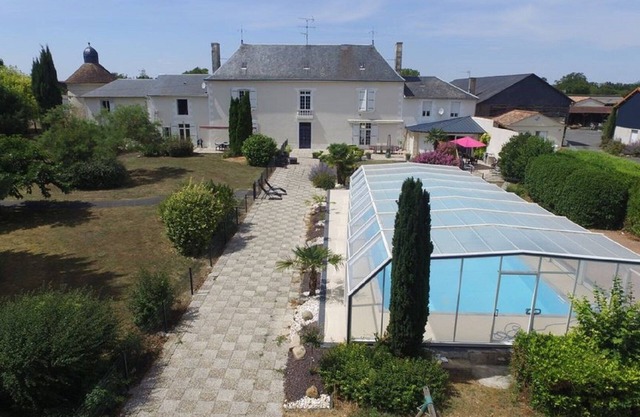 Wooden caravan on large estate with swimming pool - for 4 people
