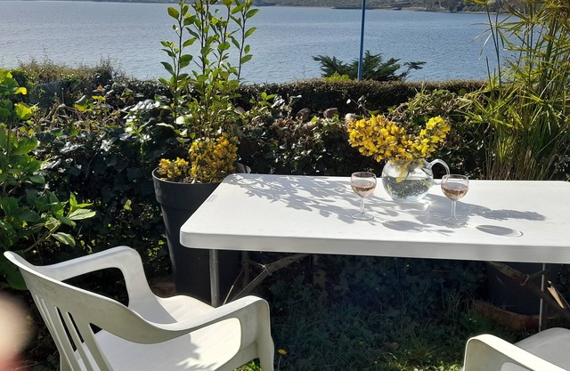 Wooden chalet, sea view, lovely garden, 5-minute walk to the beach. Dogs welcome.
