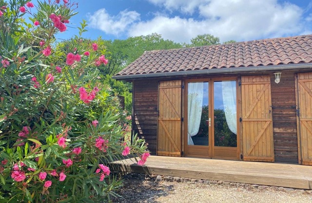Wooden house with private pool, Wifi near Dordogne highlights