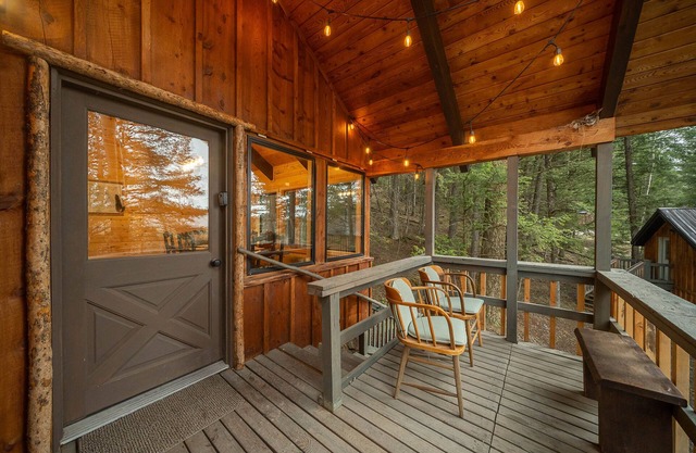 Wooden Teepee - Rustic Yellowstone Escape for 4