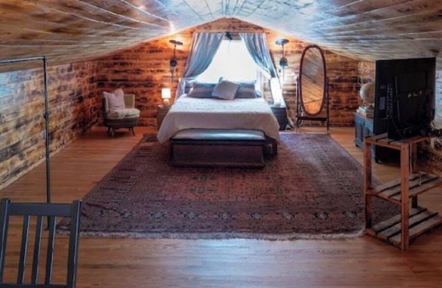 Wooden Wonderland Loft-Close to Folly Beach & Downtown!nn