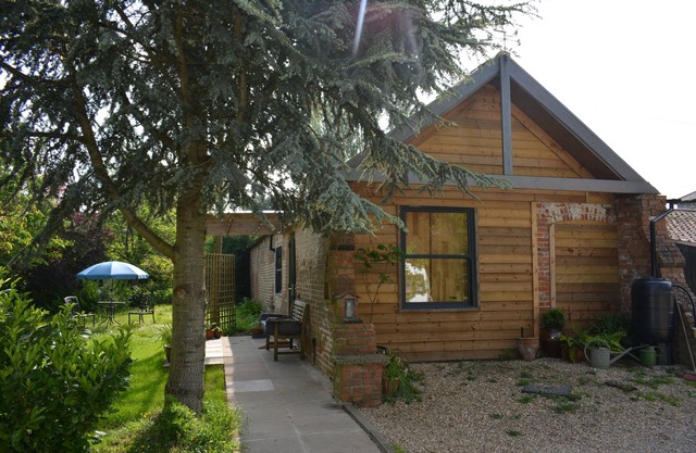 Woodhall Spa a 10 minute walk to centre, garden, pet friendly, private parking.