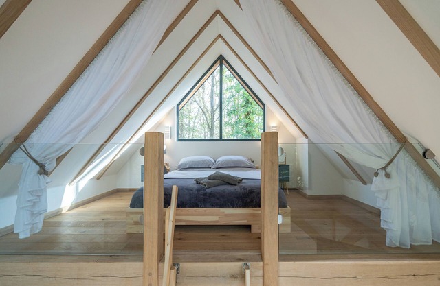 Woodland Cabin Retreat in Alfriston - hot tub