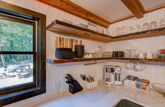 Woodland Creek Cabin - private oasis in the woods with a hot tub!