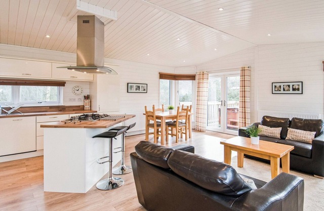 Woodland Lodge that’s well equipped with one large double with en suite shower and one twin room.