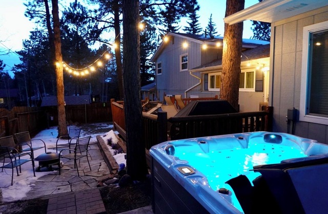 Woodland Park Hideaway - NEW HOT TUB - Perfect Family Getaway!