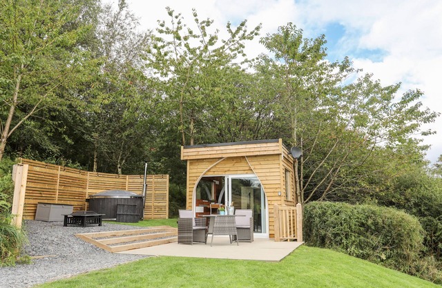 WOODLAND POD, pet friendly, country holiday cottage in Corwen