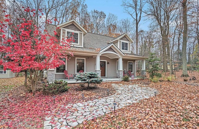 Woodland Retreat: Steps to Beach, Sleeps 12!