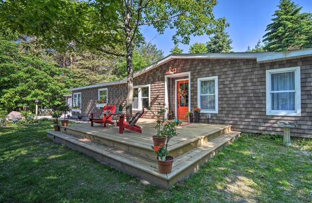 Woodland Retreat: Near Trails, Golf & Wineries!
