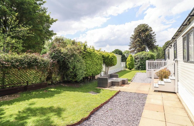 WOODLANDS LODGE, pet friendly, with a garden in Ruthin