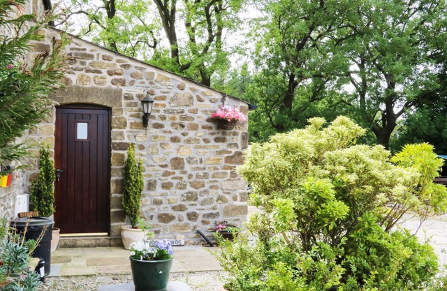 WOODLANDS, pet friendly, character holiday cottage in Wigglesworth
