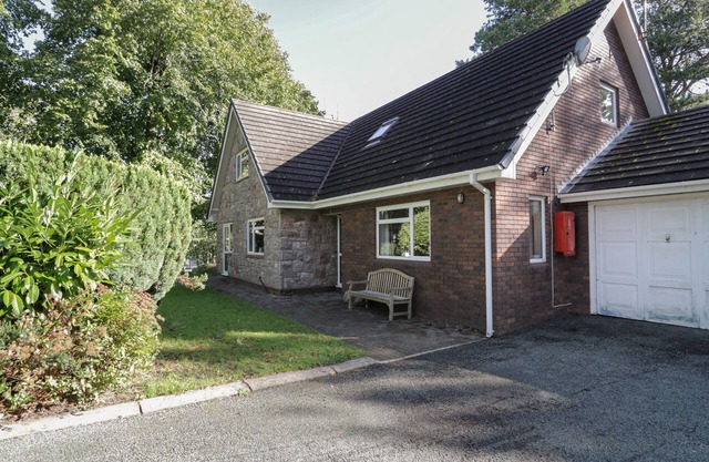 WOODLANDS RETREAT, pet friendly, with hot tub in Ruthin