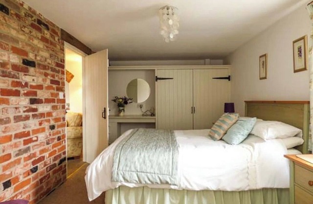 Woodman's Barn with countryside views - Sleeps 6