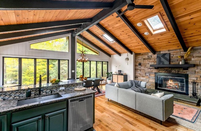 Woodpecker House - Mountain retreat with hot tub - 10 min to skiing in Hunter & Windham