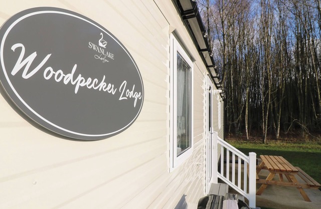 WOODPECKER LODGE, family friendly, with hot tub in Coalville