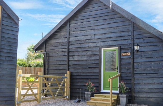 WOODPECKER LODGE, pet friendly, character holiday cottage in Langport