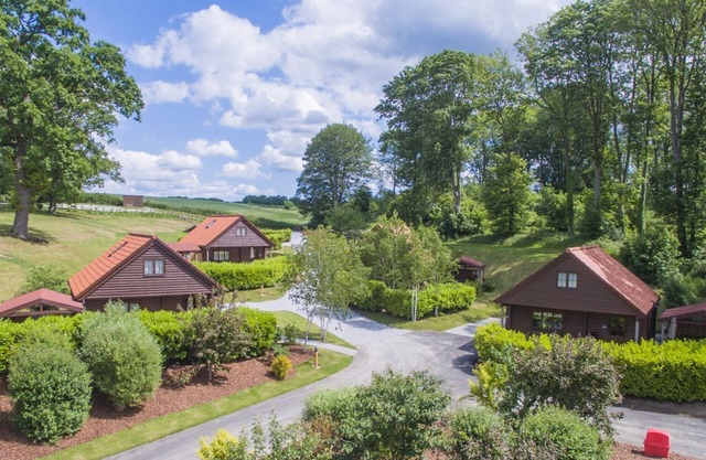 Woodpecker Lodge | sleeps 4 - Hot Tub, Dog Free - 4* Gold Award