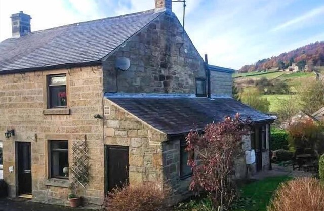 WOODS VIEW COTTAGE, pet friendly, with open fire in Tansley