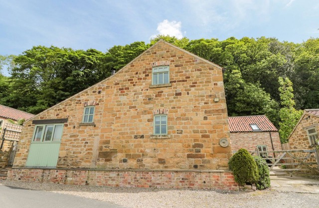 WOODSIDE BARN, family friendly, character holiday cottage in Thirsk