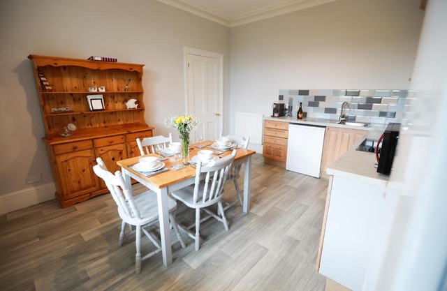 Woodside Oak hot tub & pool sleeps 4-6