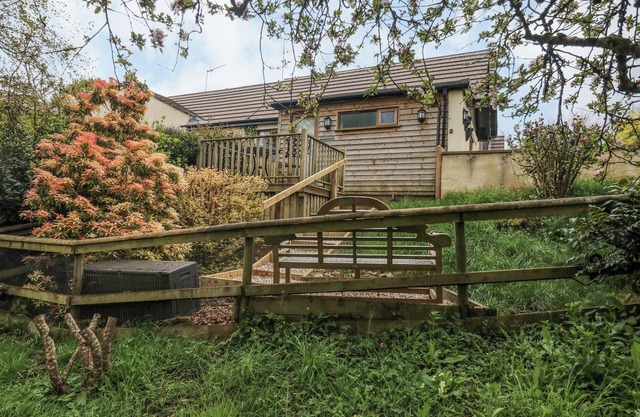 WOODSTOCK RETREAT, pet friendly, with a garden in Chardstock, Devon