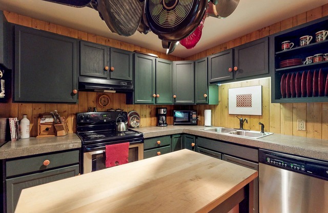 Woodsy cabin with full kitchen, fireplace, & outdoor firepit