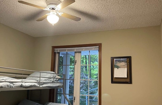 Woodsy Cottage with Hot Tub, Games Room & Wet Bar