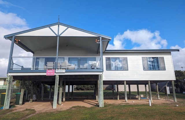 Woody's Beach House ~ Beautiful Sea Views, Great Position, Off Peak Special!