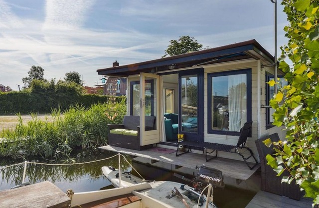 Woonark Westeinder with kayaks close to Schiphol Airport